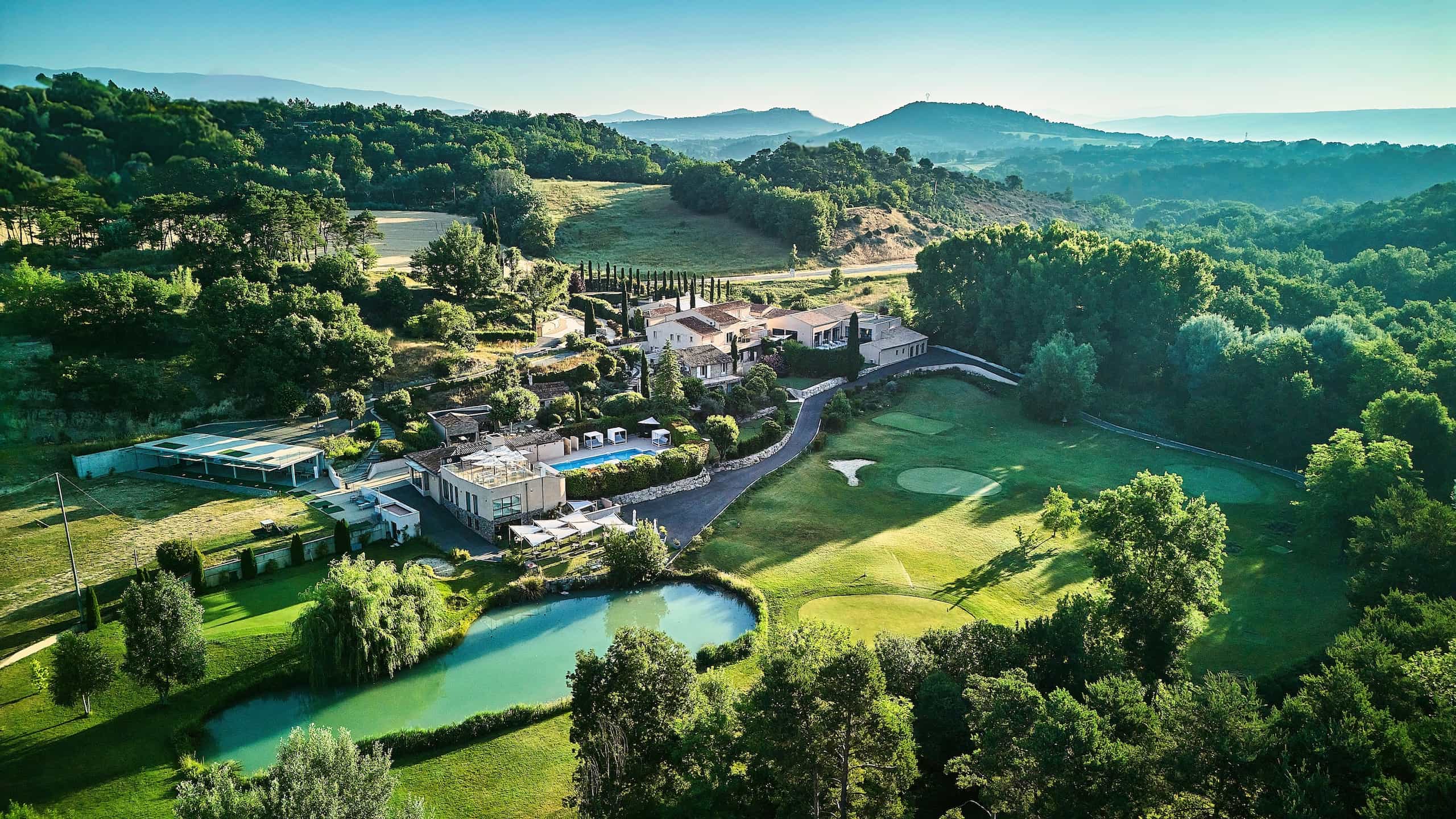 Vue aérienne du Domaine Ribiera, hôtel 5 étoiles 12 hectares en Luberon, Provence