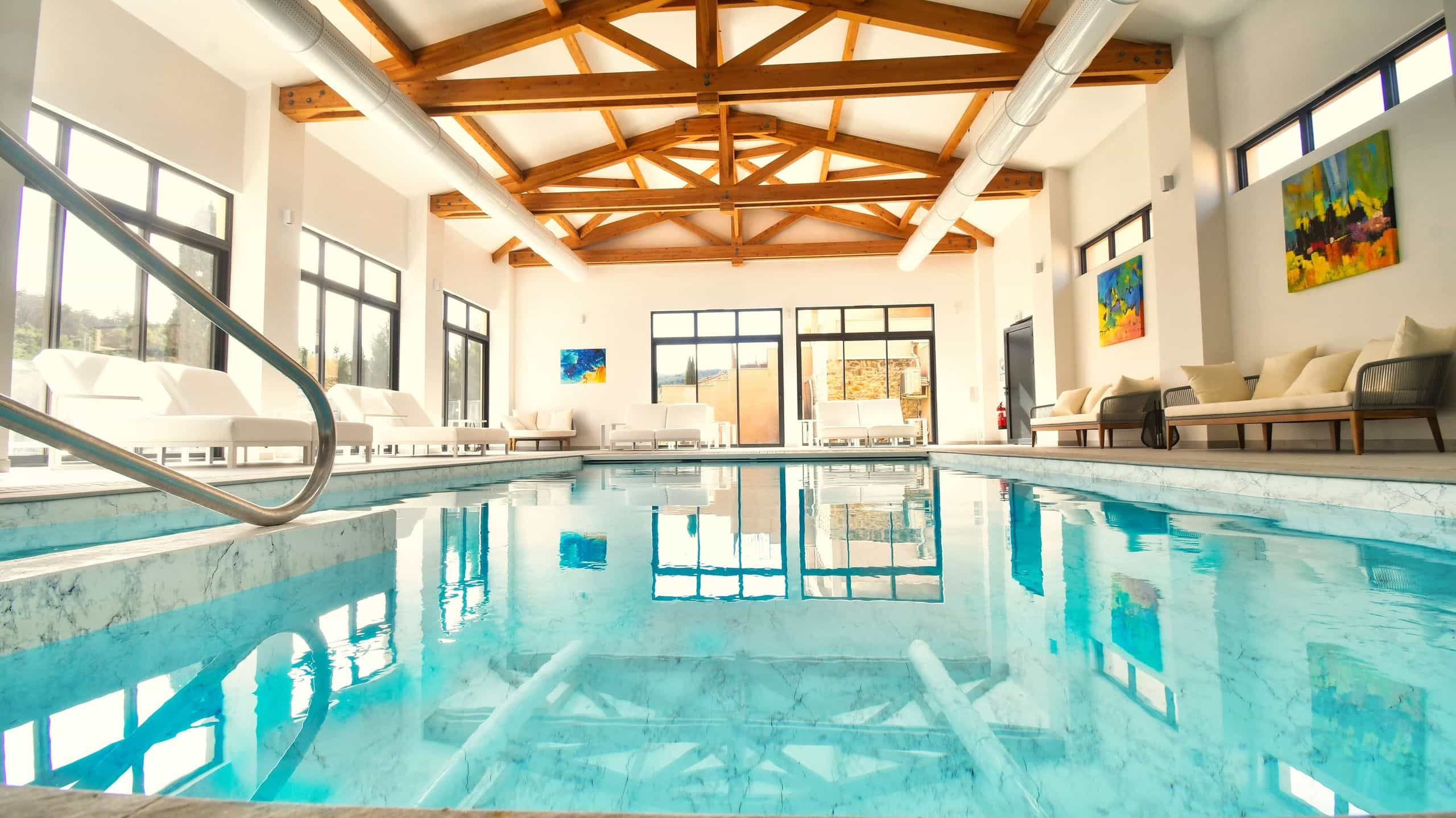 Piscine intérieure chauffée du Ribiera Spa, 1300 m² de bien-être en Luberon