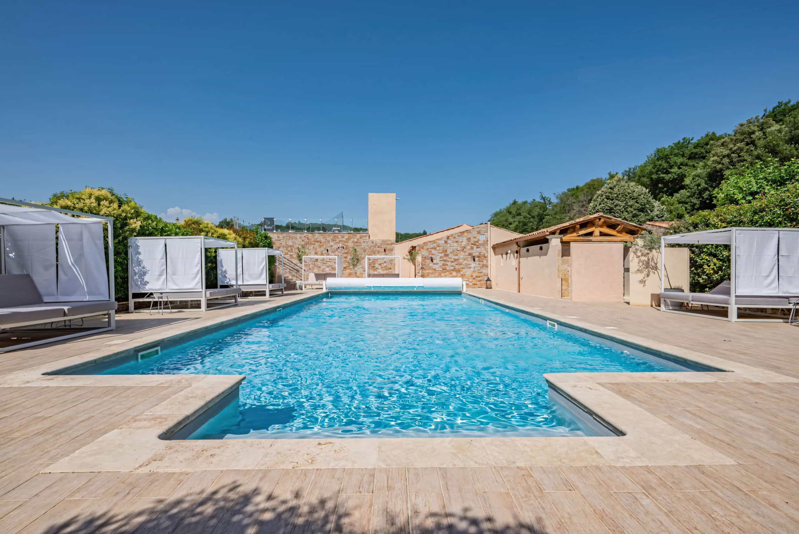 Piscine extérieure du Domaine Ribiera en été