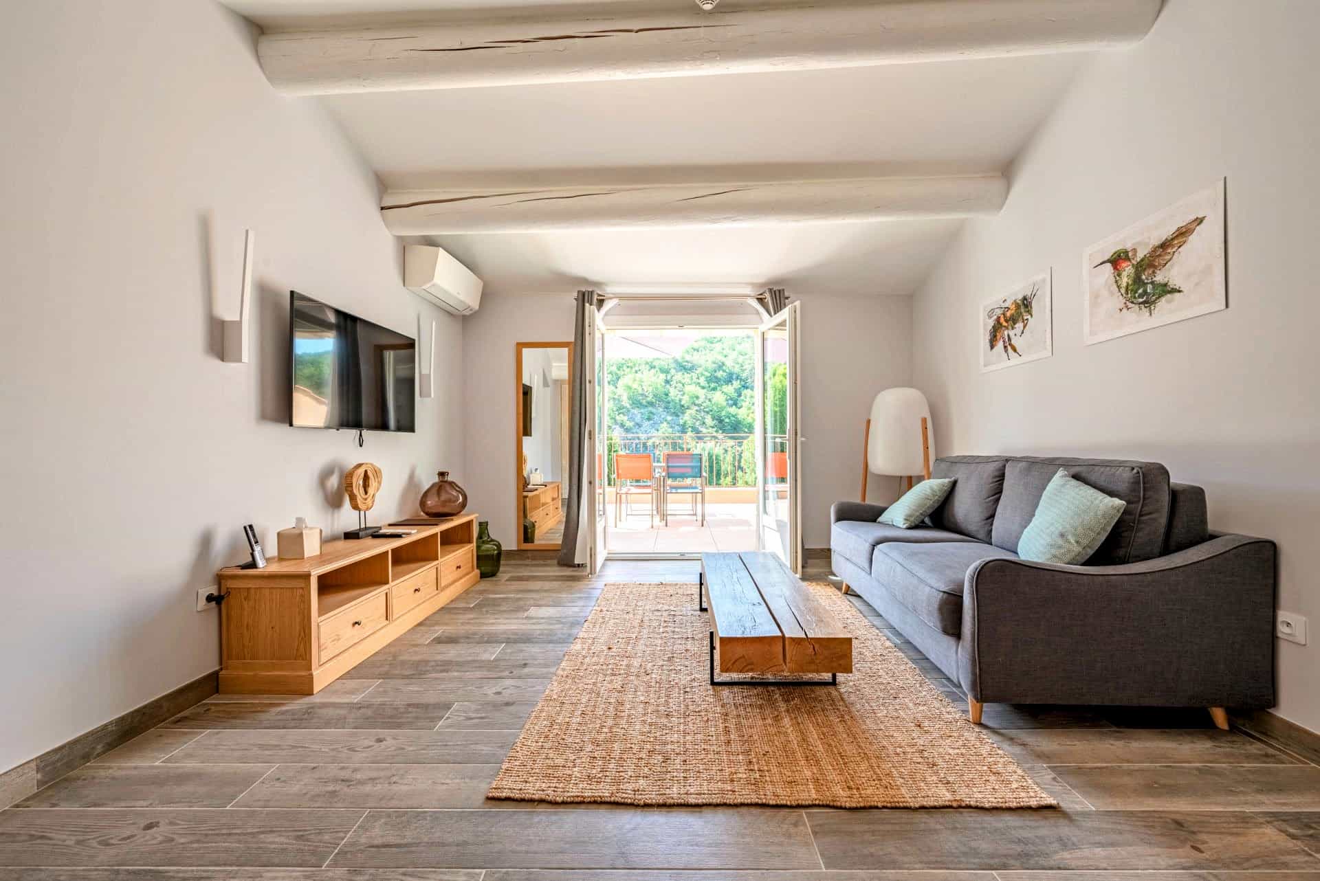 Chambre du Domaine Ribiera avec terrasse privée et vue sur le Luberon
